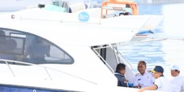 Bersih-Bersih Pantai Jelang MNEK, Danny Pomanto Naik Speedboat Sisir Laut Losari - Utama