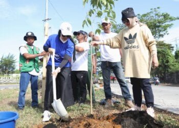 Serius Tangani Kebersihan, Fatmawati Rusdi Pimpin Jumat Bersih