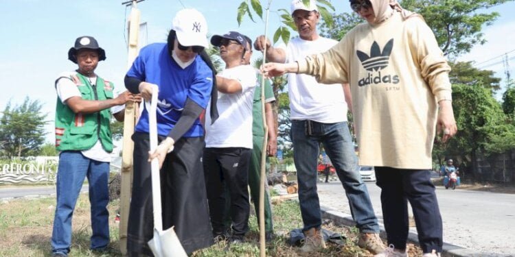 Serius Tangani Kebersihan, Fatmawati Rusdi Pimpin Jumat Bersih - Featured