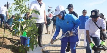 Tanam Pohon, Fatmawati Rusdi Bersama 36 Negara Delegasi MNEK Hijaukan Makassar - Utama