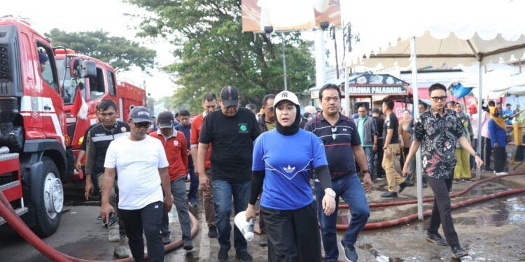 Wawali Makassar Bersama Ratusan Satgas Gelar Aksi Bersih-Bersih Pasar Pabaeng-Baeng - Featured