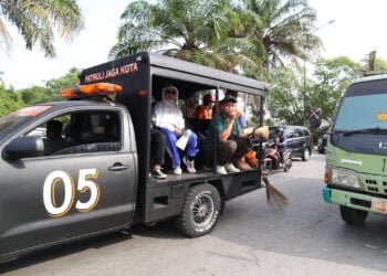 Gunakan Mobil Patroli, Fatmawati Rusdi Pantau Gerakan Bersih Taman Kota