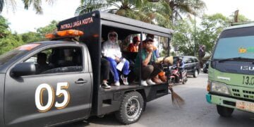 Gunakan Mobil Patroli, Fatmawati Rusdi Pantau Gerakan Bersih Taman Kota - Utama