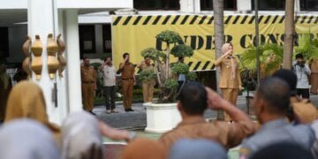 Pimpin Apel Pagi, Fatmawati Rusdi Tekankan Kedisiplinan Pegawai dan Budaya Bersih - Utama