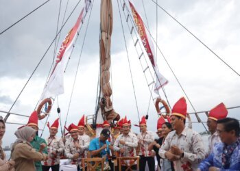 Tiga Kapal Phinisi Antar Rombongan Wali Kota se-Indonesia Keliling Pantai Losari Makassar