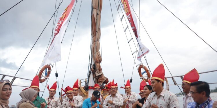 Tiga Kapal Phinisi Antar Rombongan Wali Kota se-Indonesia Keliling Pantai Losari Makassar - Utama