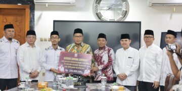 Danny Pomanto Serahkan Bonus Rp145 Juta Kepada Kafilah Makassar Pemenang Kompetisi Tilawatil Qur’an dan Hadits - Utama