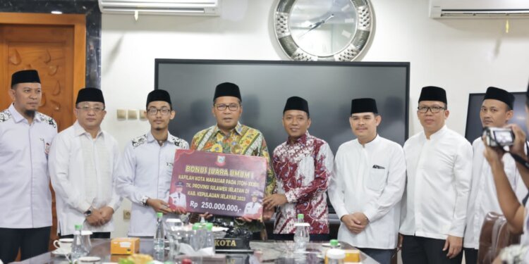 Danny Pomanto Serahkan Bonus Rp145 Juta Kepada Kafilah Makassar Pemenang Kompetisi Tilawatil Qur’an dan Hadits - Utama