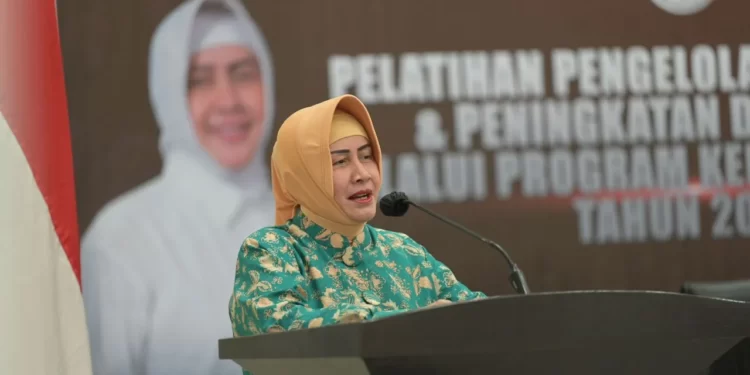 Wujudkan Ekonomi Makassar Unggul, Indira Yusuf Ismail Beri Arahan di Pelatihan Program Kemitraan UMKM - Utama
