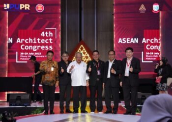 Kongres Arsitek se-ASEAN di Makassar Resmi Dibuka: Menteri PUPR, dan Wali Kota Makassar Lakukan Sketsa Tongkonan