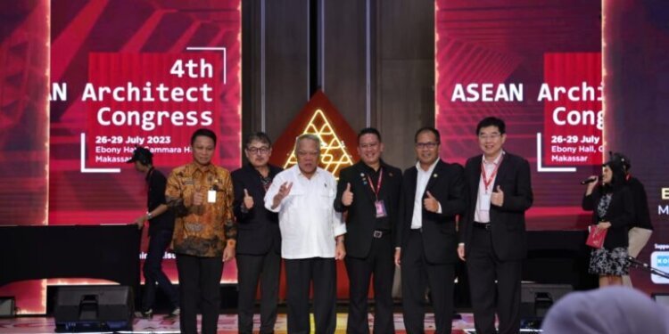 Kongres Arsitek se-ASEAN di Makassar Resmi Dibuka: Menteri PUPR, dan Wali Kota Makassar Lakukan Sketsa Tongkonan - Utama