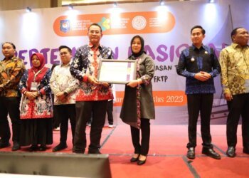 Pertemuan Nasional Adinkes, Fatmawati Rusdi Terima Penghargaan atas Dukungan Penanggulangan ATM