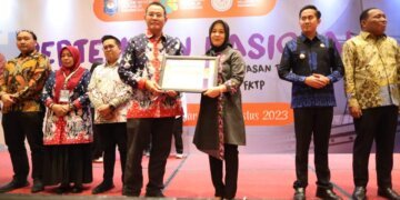 Pertemuan Nasional Adinkes, Fatmawati Rusdi Terima Penghargaan atas Dukungan Penanggulangan ATM - Utama