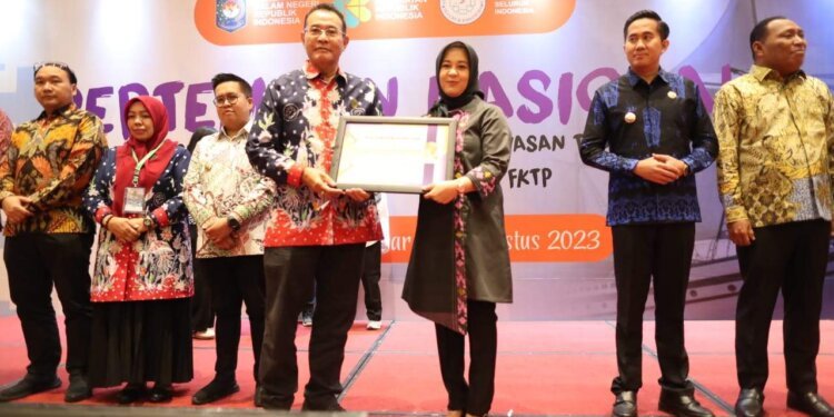 Pertemuan Nasional Adinkes, Fatmawati Rusdi Terima Penghargaan atas Dukungan Penanggulangan ATM - Featured