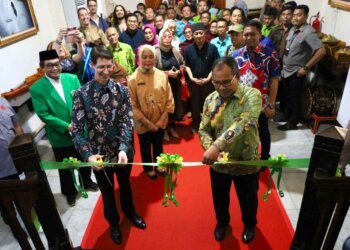 Pameran Walking Through A Songline Hadir di Makassar, Danny Pomanto: Mimpi Suku Aborigin Australia