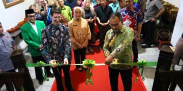 Pameran Walking Through A Songline Hadir di Makassar, Danny Pomanto: Mimpi Suku Aborigin Australia - Utama