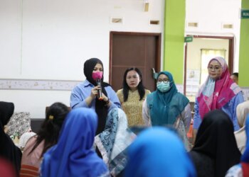 Konsen Zero Stunting, Fatmawati Rusdi Distribusikan Bantuan Telur