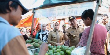Dampingi PJ Gub Sulsel, Fatmawati Rusdi Tinjau Harga Komoditas Pangan di Dua Pasar Tradisional - Utama