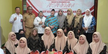 Indira Yusuf Ismail Tebar Kebahagiaan dalam Anjangsana di Panti Asuhan - Utama