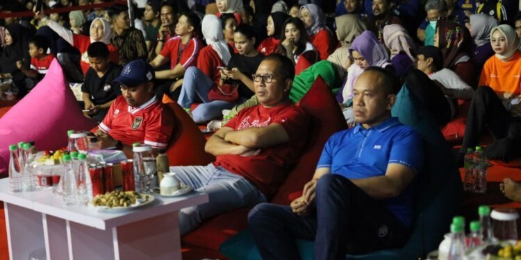 Wali Kota Danny Pomanto, Kapolrestabes Makassar dan Masyarakat Nobar Indonesia vs Vietnam di Festival F8 - Featured