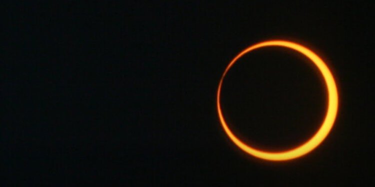 Kurang dari 1 Jam Lagi Gerhana Matahari Cincin Api! - Utama