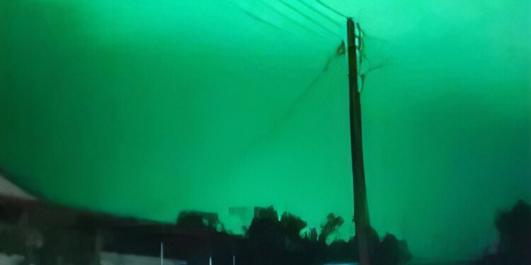 Fenomena Langit Berwarna Hijau: Keajaiban Alam yang Viral di Media Sosial - Featured