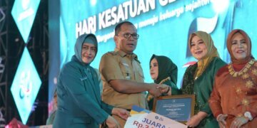 TP PKK Kota Makassar Beri Bantuan Hingga Penghargaan di Perayaan HKG PKK Ke 51 - Utama TP PKK Kota Makassar Beri Bantuan Hingga Penghargaan di Perayaan HKG PKK Ke 51 - Utama