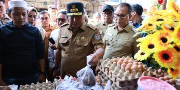 Bahtiar-Danny Tinjau Harga Sembako, Pemkot Segera Operasi Pasar - Utama Bahtiar-Danny Tinjau Harga Sembako, Pemkot Segera Operasi Pasar - Utama