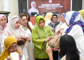 Ketua Dekranasda Kota Makassar Dorong Kreativitas Perempuan dalam Pelatihan Pembuatan Kalung Etnik