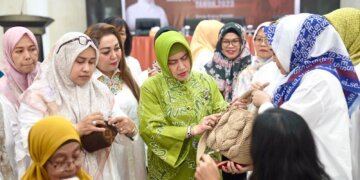 Ketua Dekranasda Kota Makassar Dorong Kreativitas Perempuan dalam Pelatihan Pembuatan Kalung Etnik - Utama