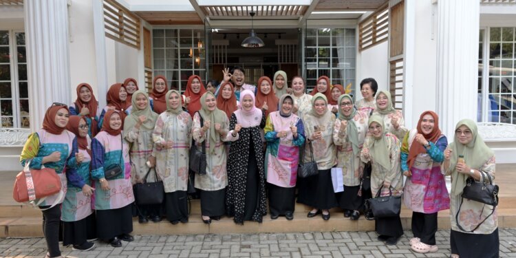 Indira Yusuf Ismail dan Yane Ardian Sambangi Pusat Pusat Kerajinan Dekranasda Kota Bogor - Utama