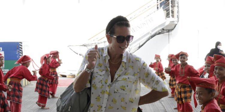 Kapal Pesiar Star Breeze Berlabuh di Kota Makassar - Utama