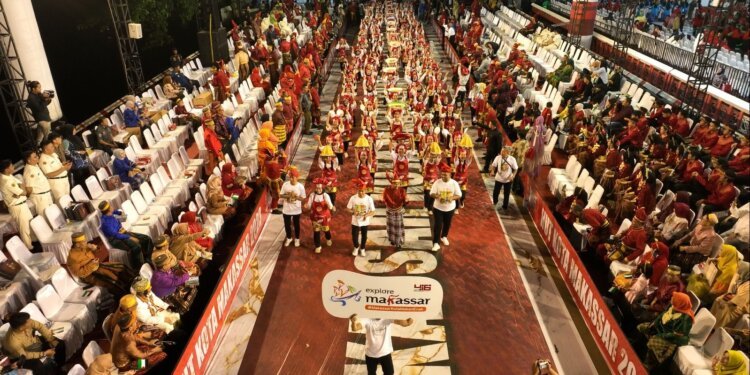 Dispar Makassar Promosi Kota Makan Enak di Karnaval HUT Makassar