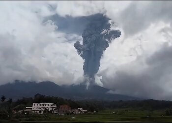 Gunung Marapi di SUMBAR Erupsi, Tim SAR Masih Mengevakuasi Pendaki yang Terjebak