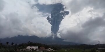 Gunung Marapi di SUMBAR Erupsi, Tim SAR Masih Mengevakuasi Pendaki yang Terjebak