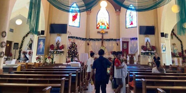 Misa Natal Semalam Berlangsung Khidmat, Pj. Gubernur Sulsel, Ketua DPRD dan Wali Kota Meninjau - Featured