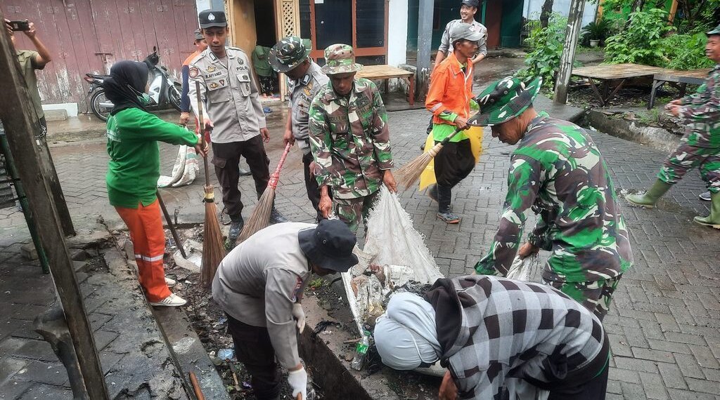 Gotong Royong TNI-POLRI dan Pemkab Takalar Bersihkan Pasar Pattallassang