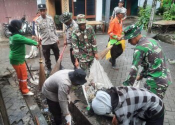 Gotong Royong TNI-POLRI dan Pemkab Takalar Bersihkan Pasar Pattallassang