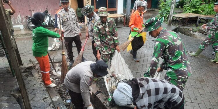 Gotong Royong TNI-POLRI dan Pemkab Takalar Bersihkan Pasar Pattallassang Gotong Royong TNI-POLRI dan Pemkab Takalar Bersihkan Pasar Pattallassang - Featured