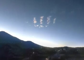 Viral: Awan Berbentuk Lafaz Allah di Atas Gunung Marapi