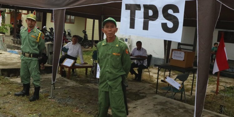 Linmas TPS Pemilu 2024 Kota Makassar Direkrut Pemkot - Utama