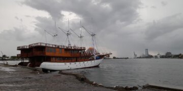 Kadispar Makassar Cek Kondisi Kapal Pinisi, Roem : Akibat Pasang Air dan Cuaca Buruk - Utama