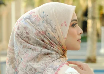 Inspirasi Gaya Hijab Segi Empat Tanpa Peniti