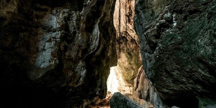 Sepanjang Tahun 2023 Ada 36.661 Turis Masuk Gua Batu Cermin - Featured