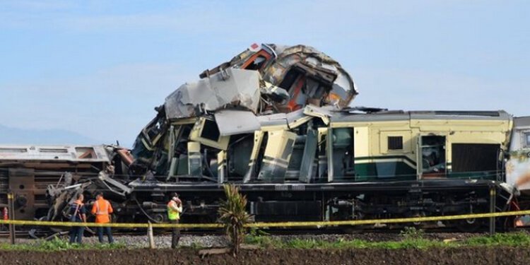 Inalillahi, Dua Kereta Beradu Banteng di antara Stasiun Haurpugur dan Cicalengka, Jawa Barat