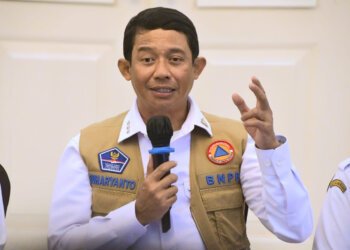Kepala BNPB Kunjungi Pengungsi Erupsi Gunung Lewotobi Laki-laki di Flores Timur