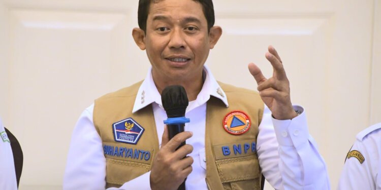 Kepala BNPB Kunjungi Pengungsi Erupsi Gunung Lewotobi Laki-laki di Flores Timur