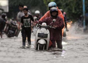 Menerobos Banjir Genangan Air dengan Motor, Berisiko!