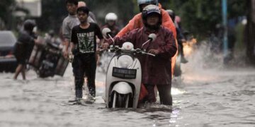 Menerobos Banjir Genangan Air dengan Motor, Berisiko!