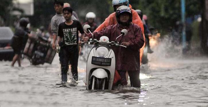 Menerobos Banjir Genangan Air dengan Motor, Berisiko! - Featured
